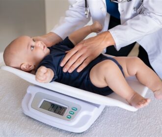 Utiliser un pèse-bébés en toute sécurité : guide pour les nouveaux parents