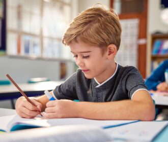 Pourquoi choisir le coloriage de Tchoupi en petite section comme activité éducative