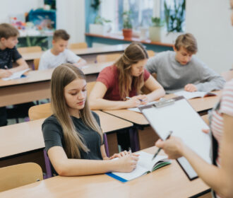 Utiliser les textes de la dictée en 5e gratuite pour renforcer la confiance en soi chez les élèves