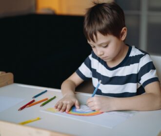 Comment les coloriages arc-en-ciel à imprimer favorisent le développement artistique
