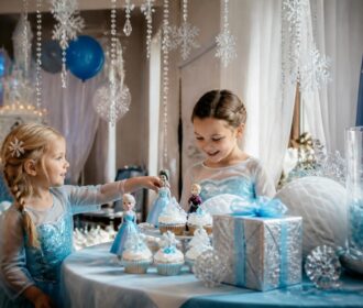 Diy déco : transformez votre maison pour une fête pour enfants reine des neiges féerique